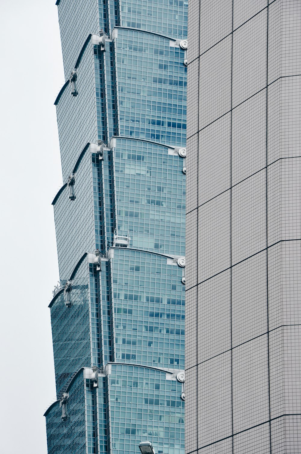 Fotografía de ángulo bajo de un edificio de gran altura