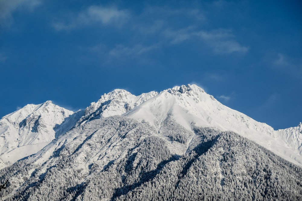 Alpes montañosos bajo cirros