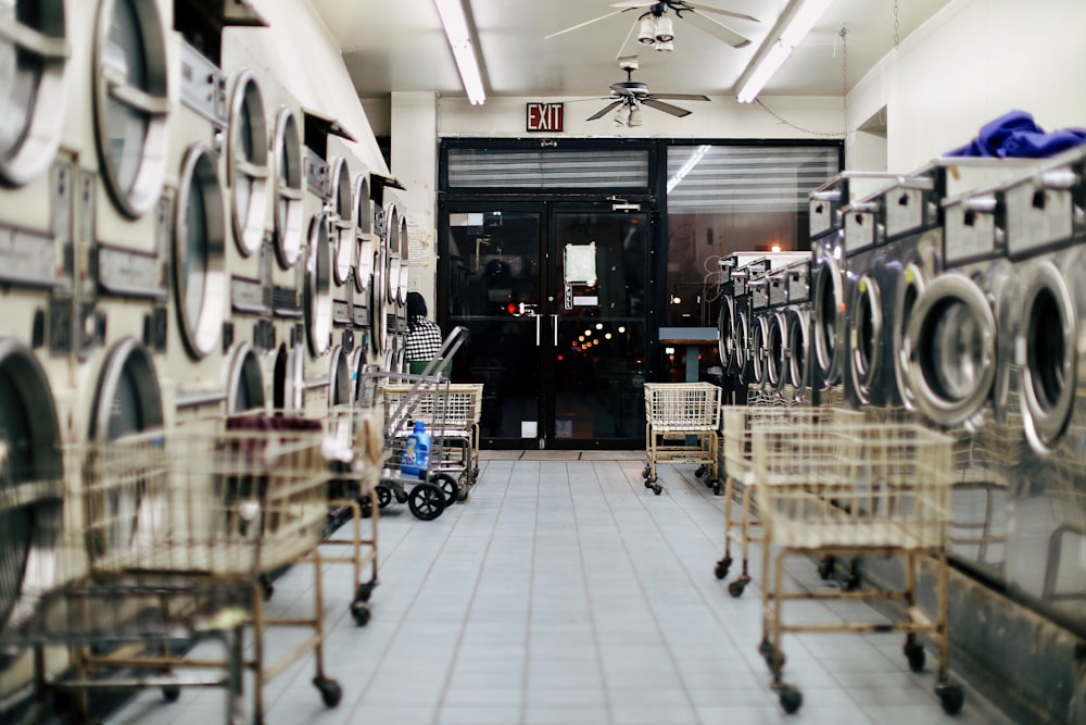 foto de loja de lavanderia vazia