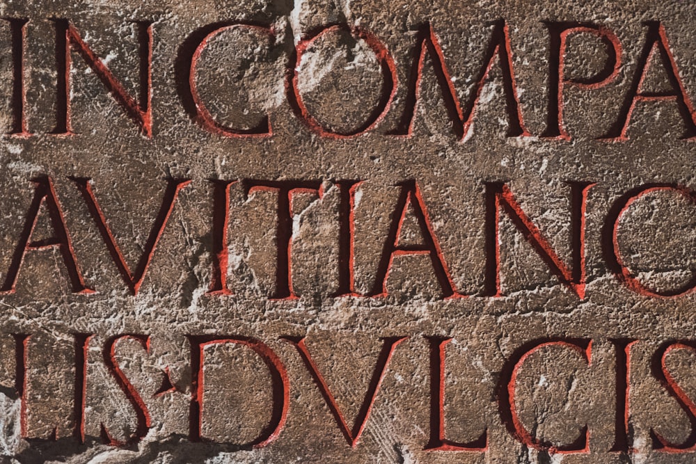 Incompa Avitanc Schriftzug auf braunem Untergrund