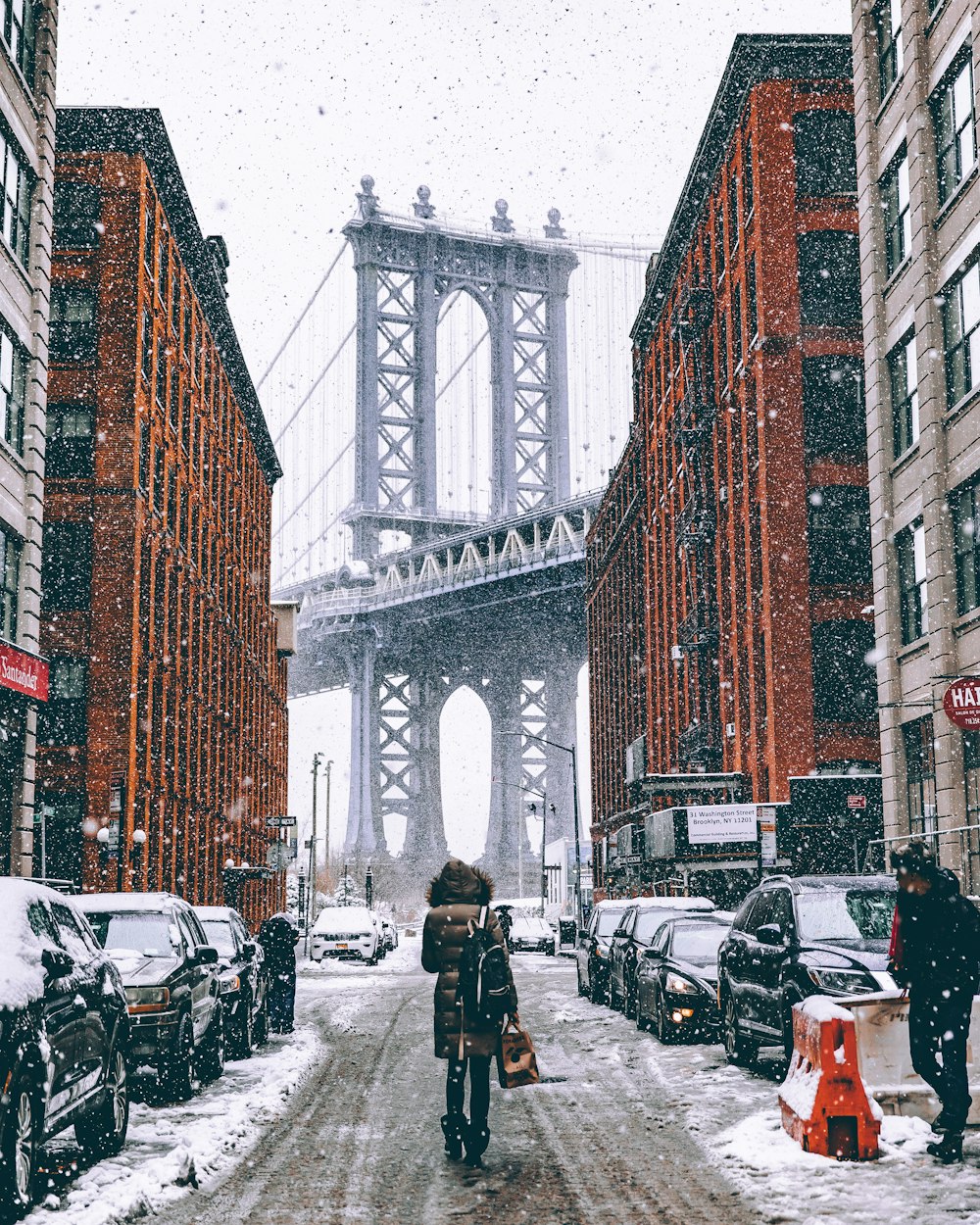 Frau blickt in Richtung Brooklyn Bridge in New York