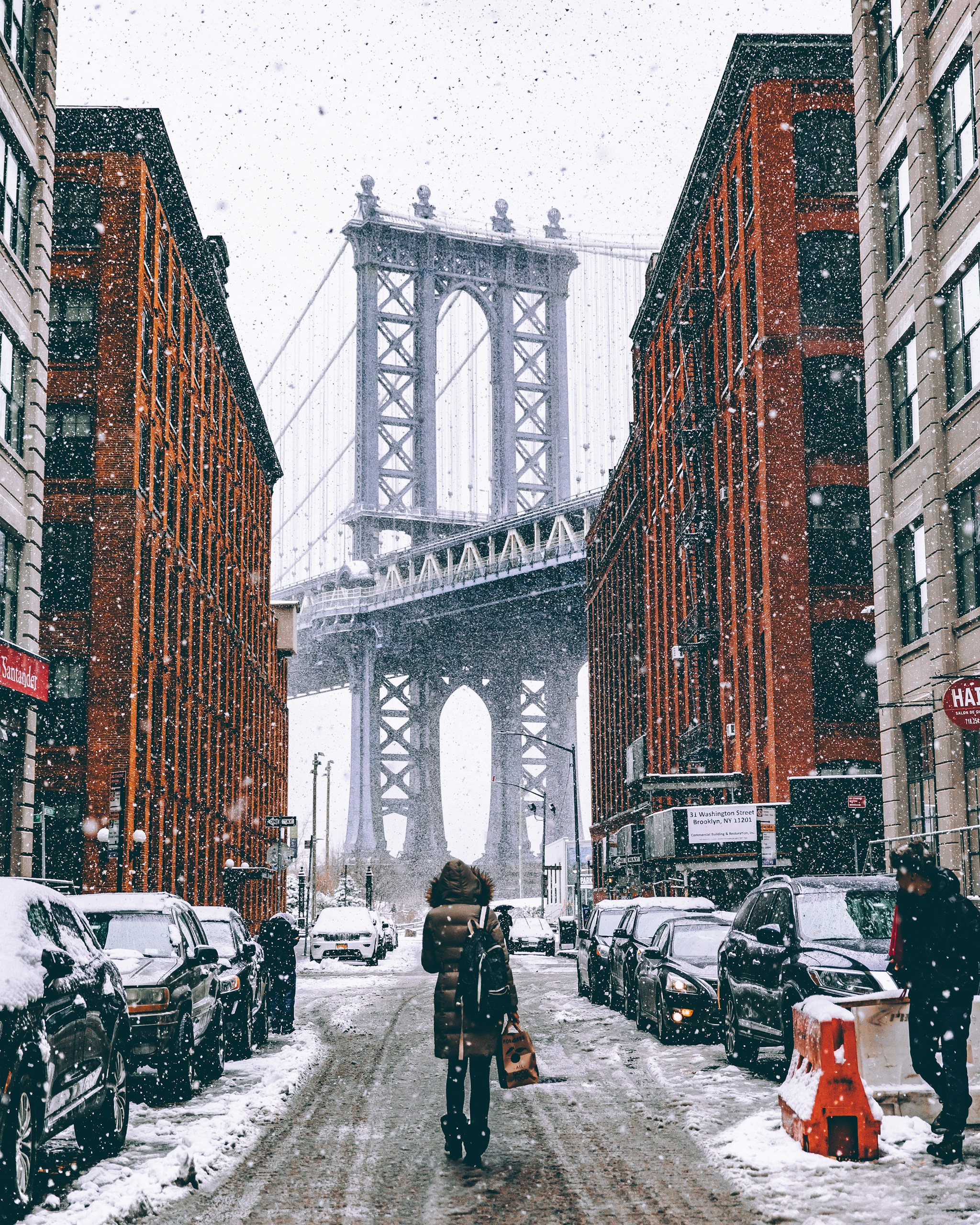 Mulher andando em Nova York, um dos melhores destinos para quem ama neve nos Estados Unidos