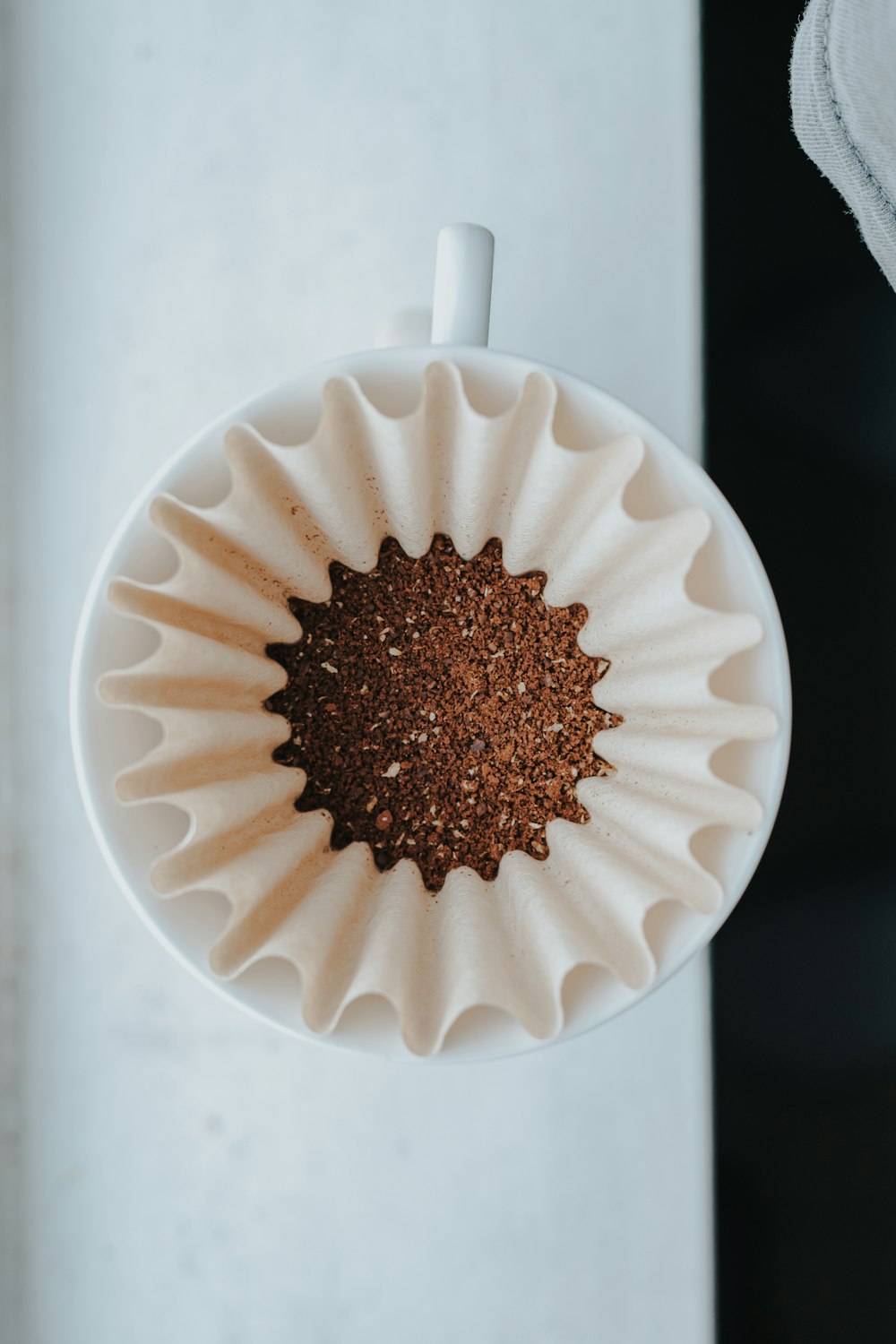 Moule à muffins blanc sur le dessus d’une tasse en céramique blanche