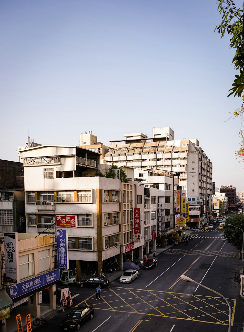 Photographie aérienne d’un immeuble près de la rue