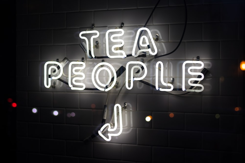 sinalização de néon de pessoas de chá