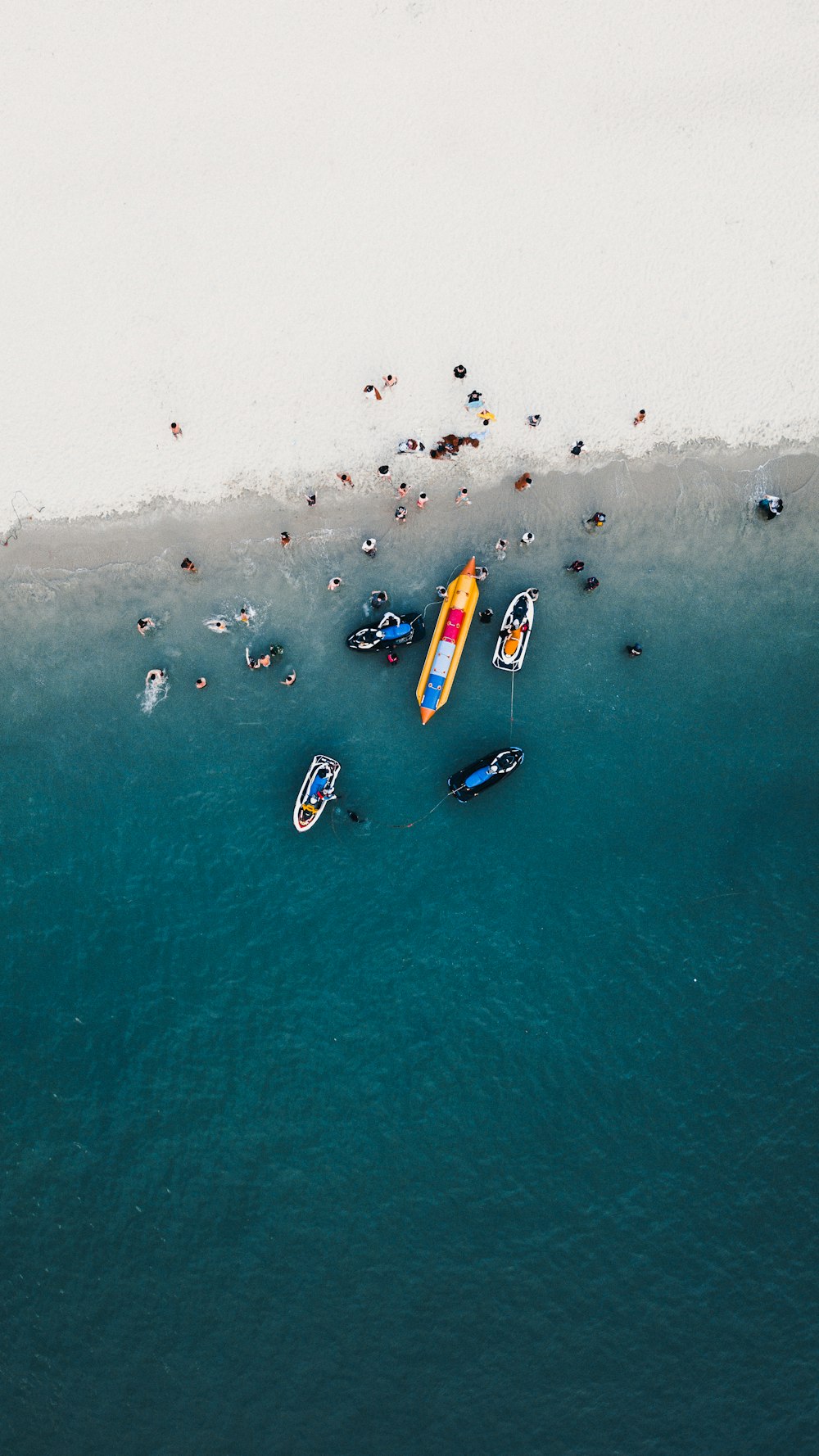 fotografia aérea de barcos à beira-mar