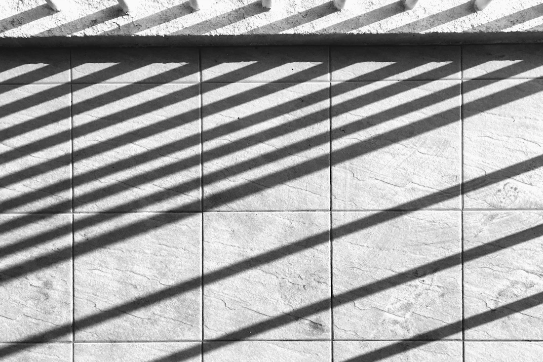 Sombras em listras sobre uma superfície clara