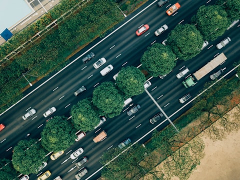 Vista aérea de una autopista, destacando los beneficios del seguro de automóvil de Escelsior.