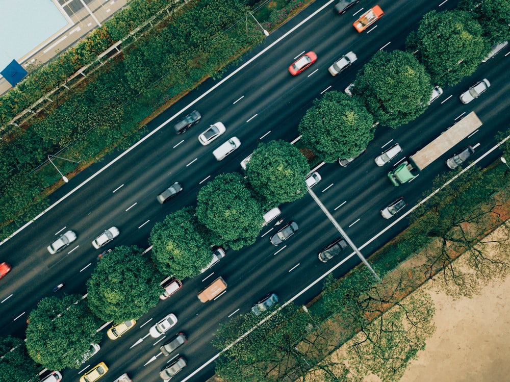 Véhicules passant par la route