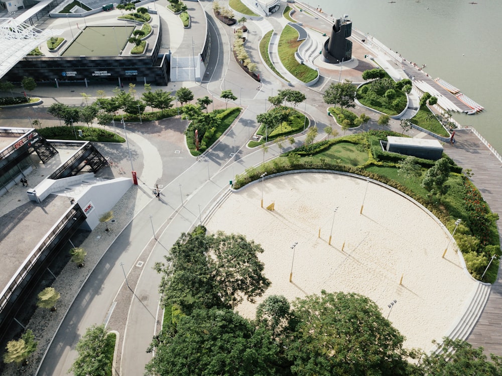 昼間の水域のそばの道路近くの公園の航空写真 \