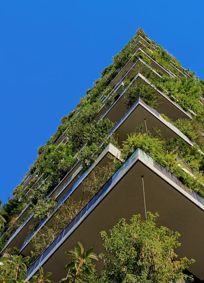 Immeuble végétalisé présentant le lien entre les arbres et l'urbanisme