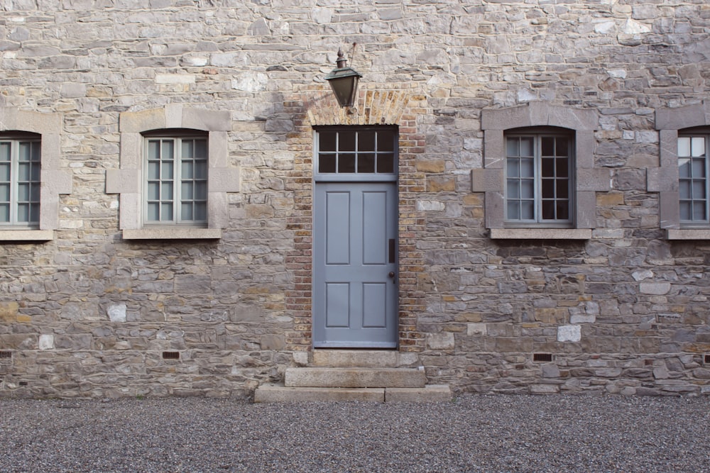 porta de madeira cinza de 4 painéis fechada