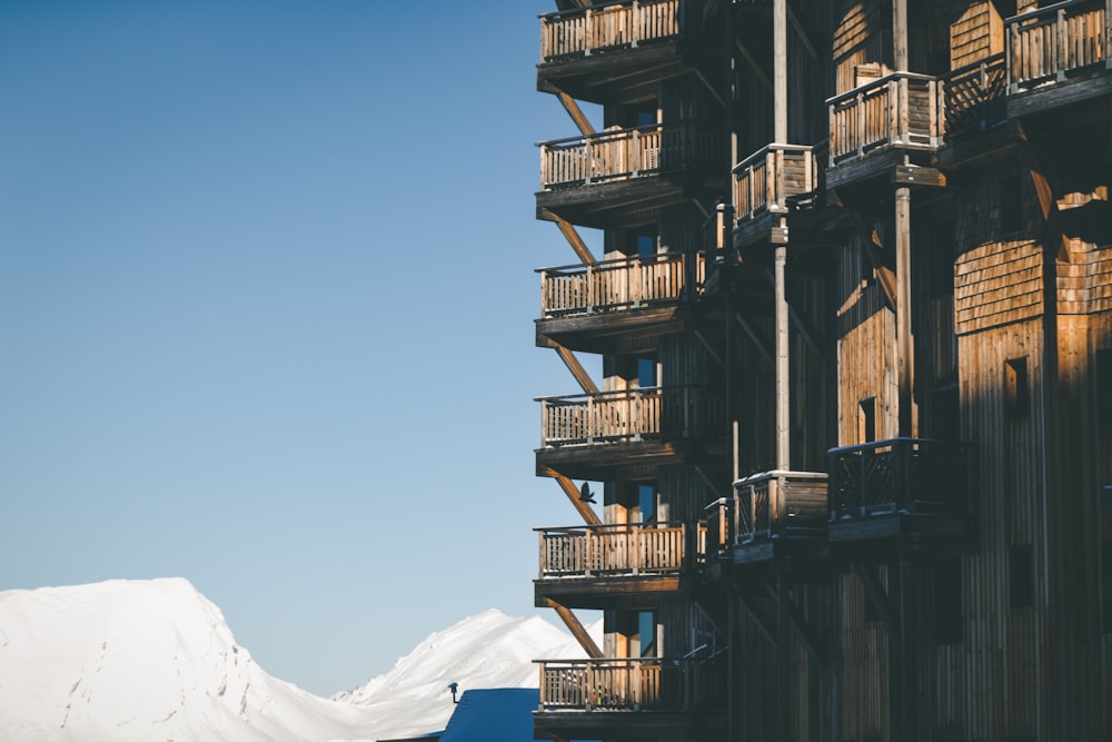 Selektive Fotografie von braunen und schwarzen Gebäuden unter blauem Himmel bei Tag