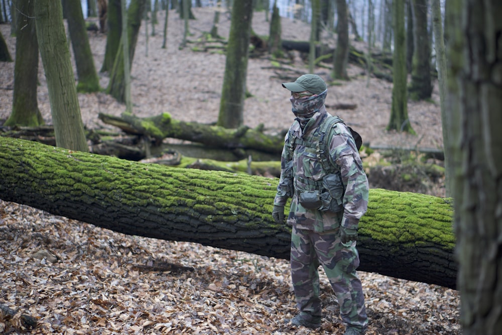 uomo in piedi sulle foglie secche durante il giorno