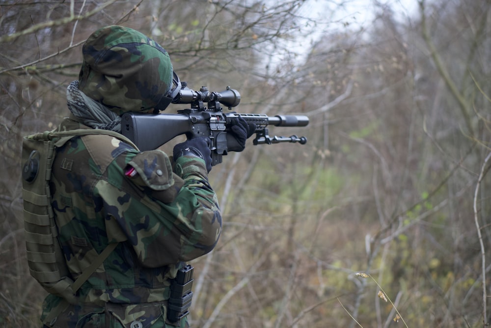 personne tenant un fusil d’assaut