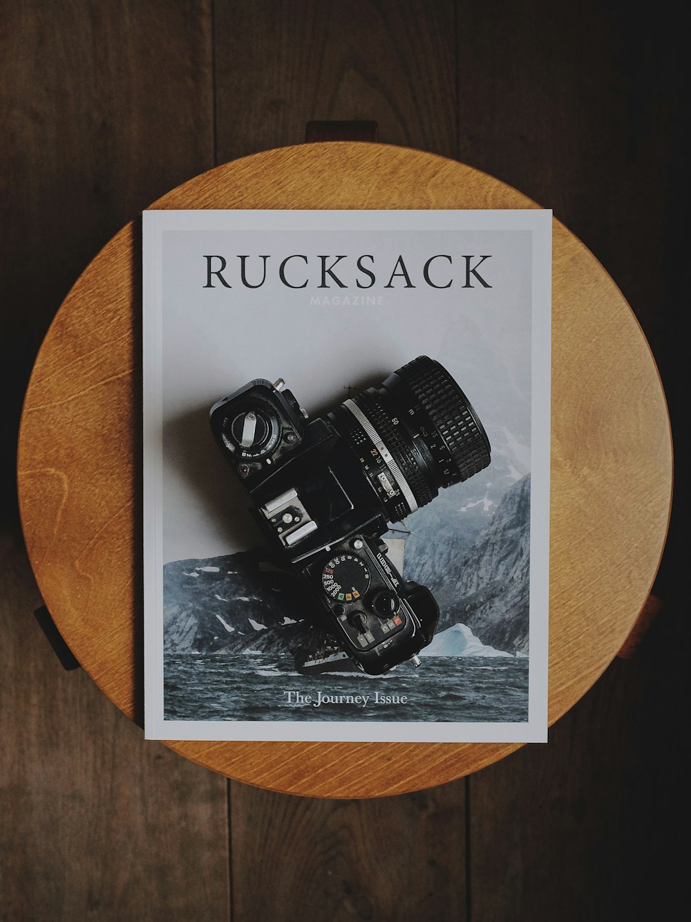câmera DSLR preta no livro Rucksack