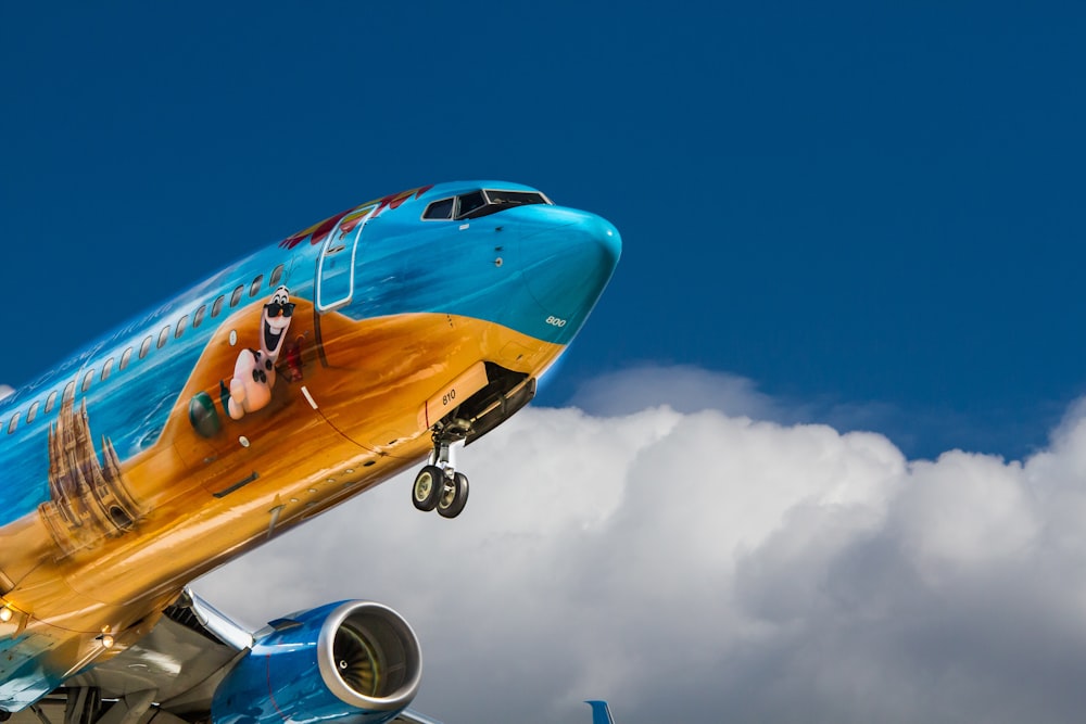 Foto eines Flugzeugs aus niedrigem Winkel