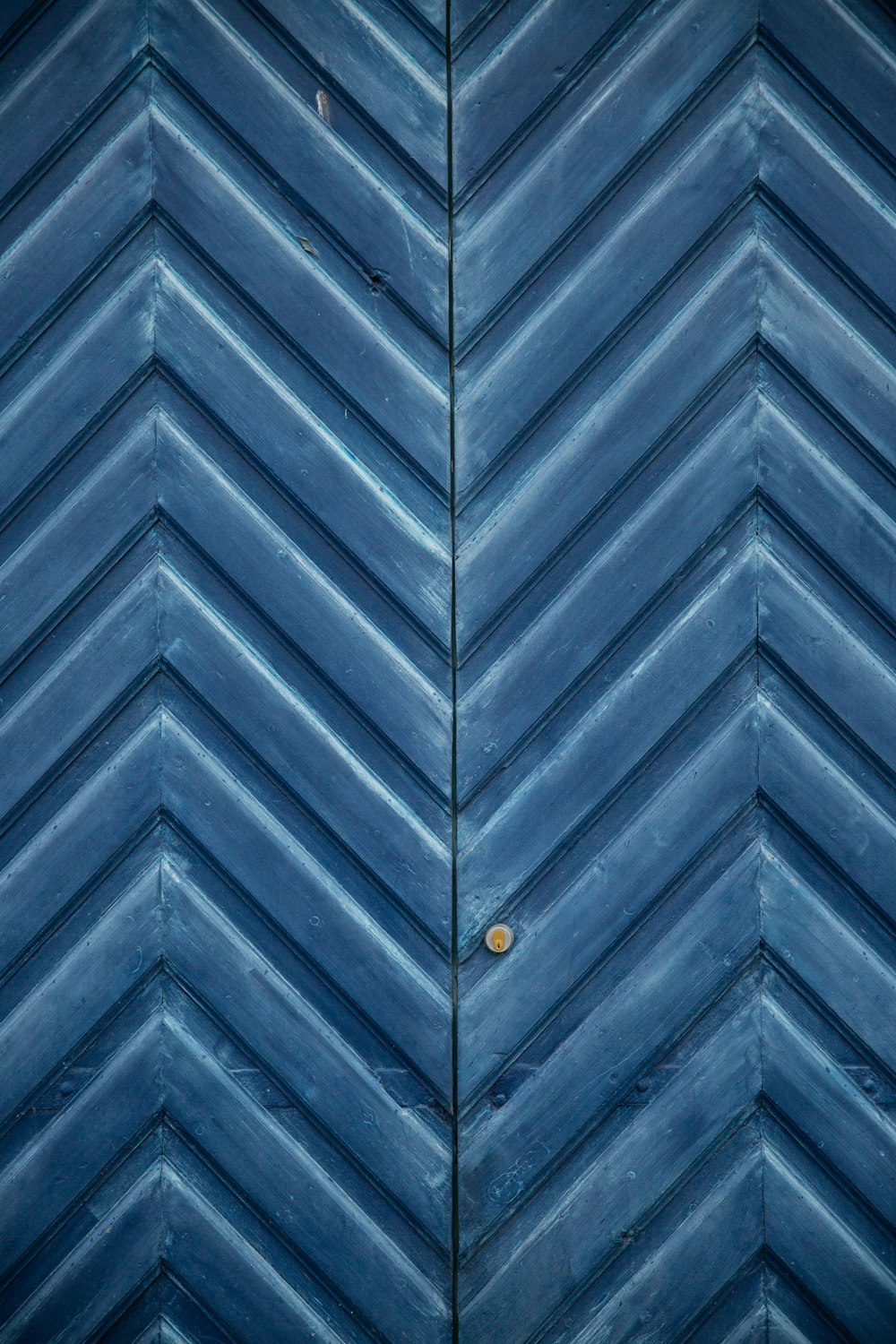 青い木製のシェブロンの壁