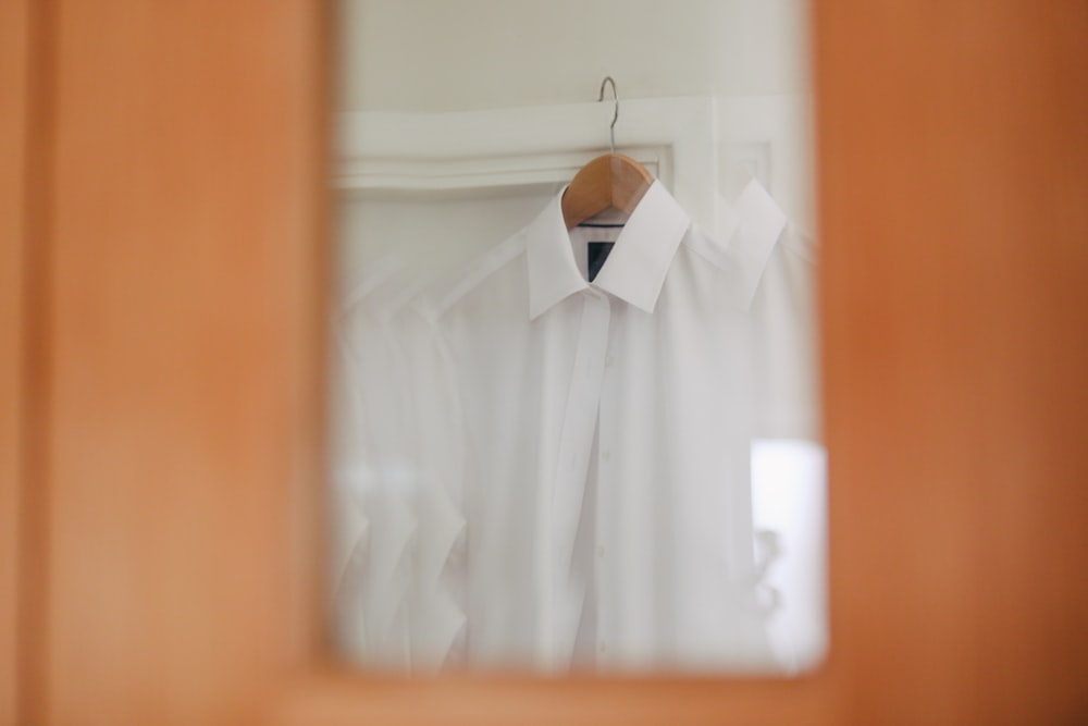 Fotografía de enfoque selectivo de camisa de vestir blanca