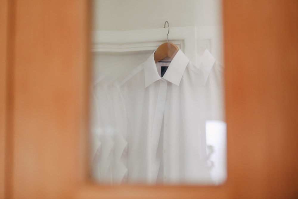 흰색 드레스 셔츠의 선택적 초점 사진