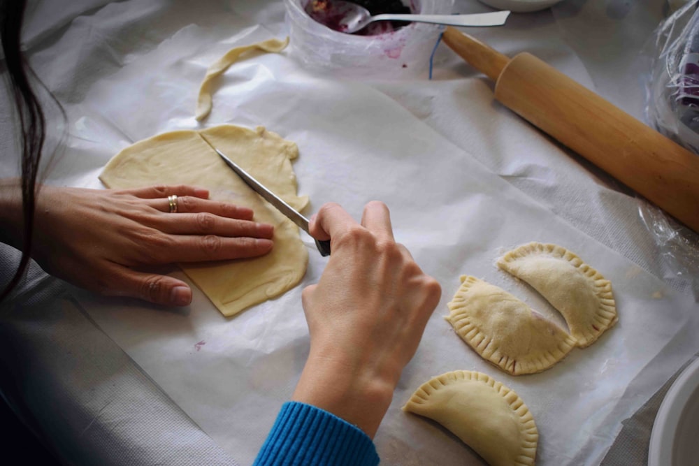 Person, die Empanadas herstellt