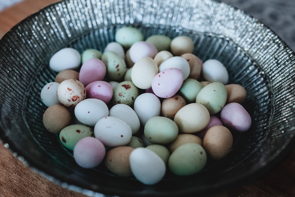 Eier in verschiedenen Farben auf Schüssel Nahaufnahme Foto