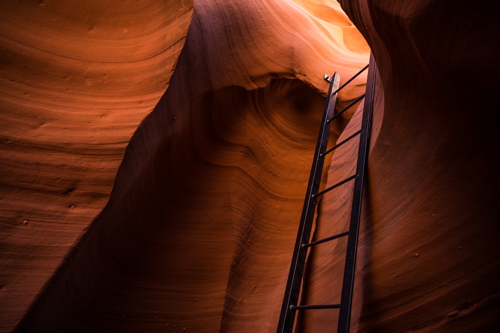une échelle traversant une fente dans un canyon