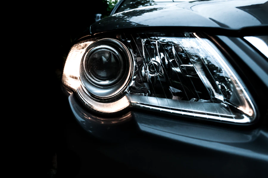 Far auto aprins, fotografiat dramatic pe fundal întunecat
