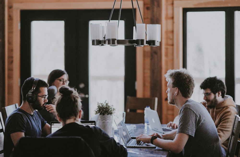 S’asseoir les gens à côté de la table à l’intérieur de la pièce