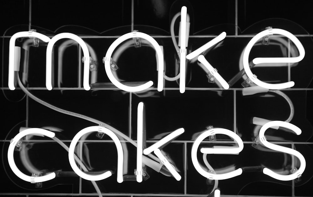 Graustufenfotografie von Make Cakes Neon-Schildern