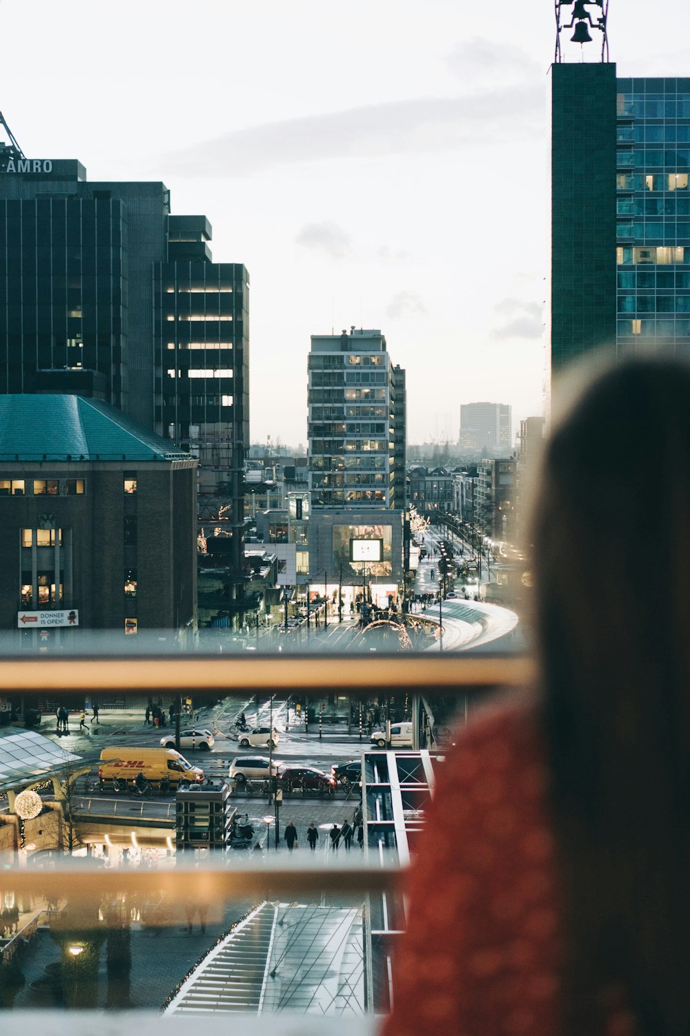 Foto de enfoque selectivo de mujer frente a edificios