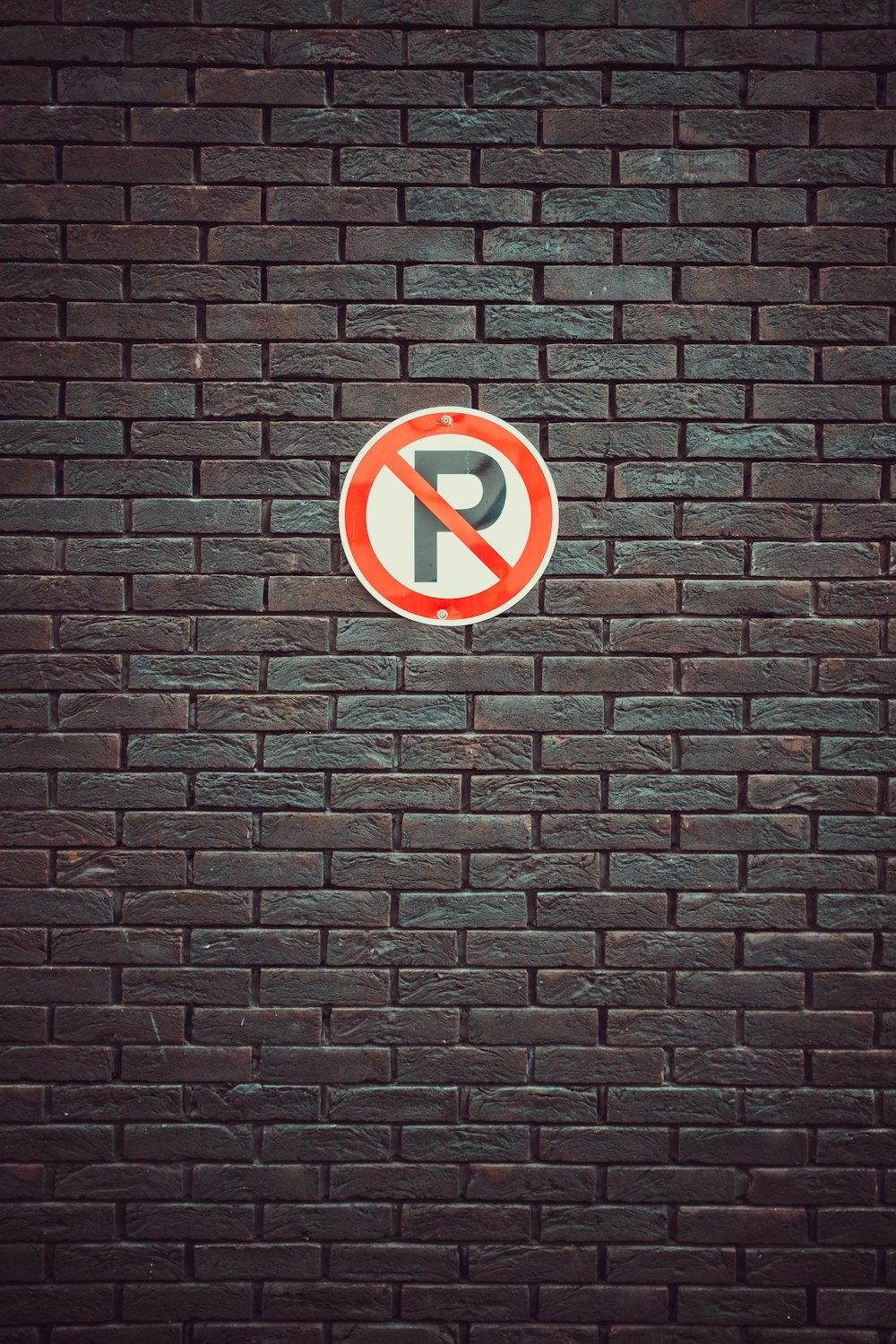 Segnaletica di divieto di parcheggio sul muro