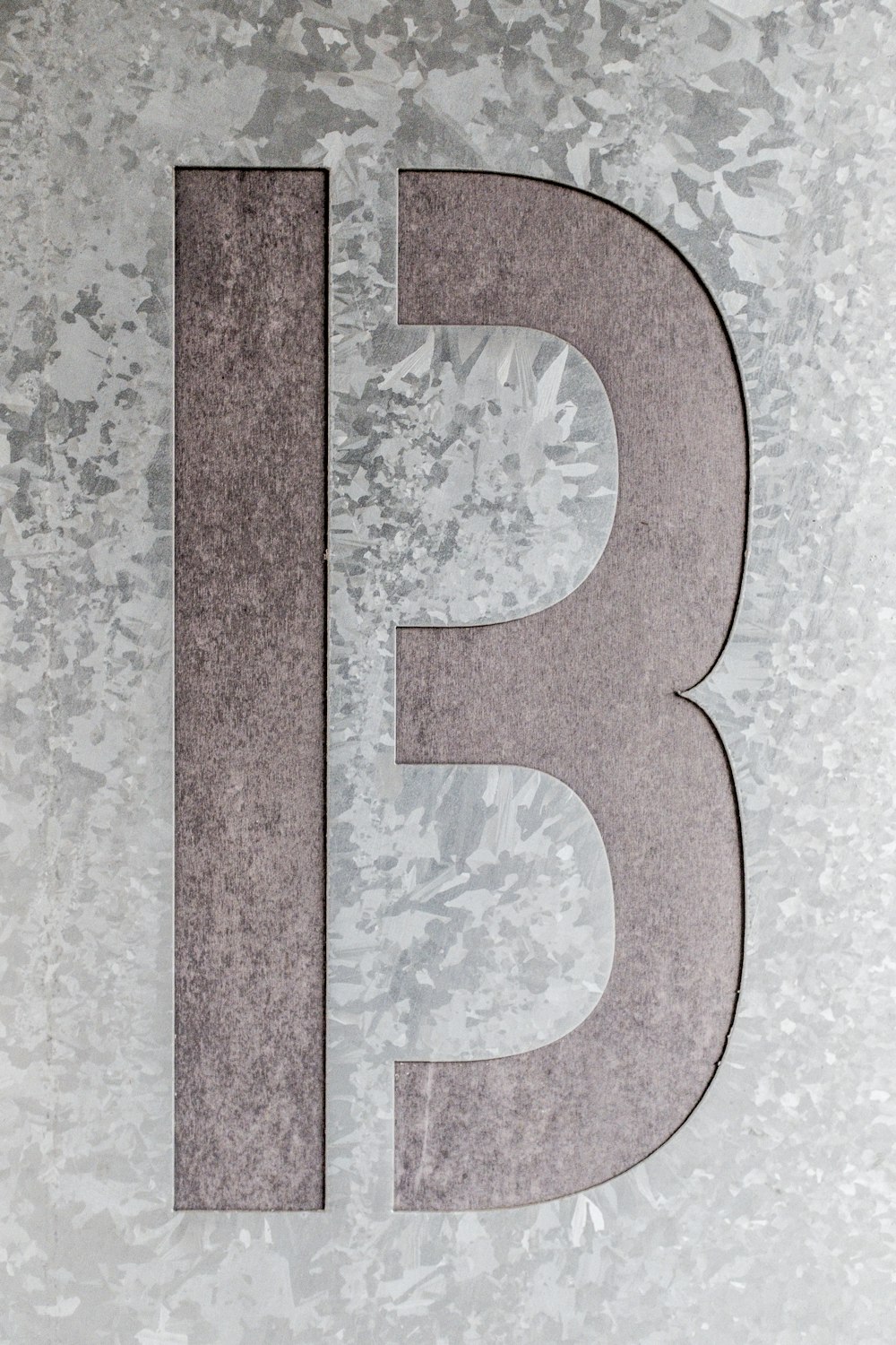 braunes und graues Buchstaben-B-Kunstwerk
