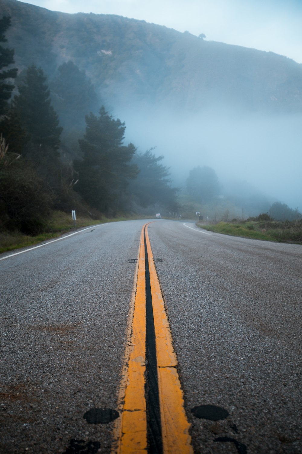 montagne recouverte d’un brouillard blanc