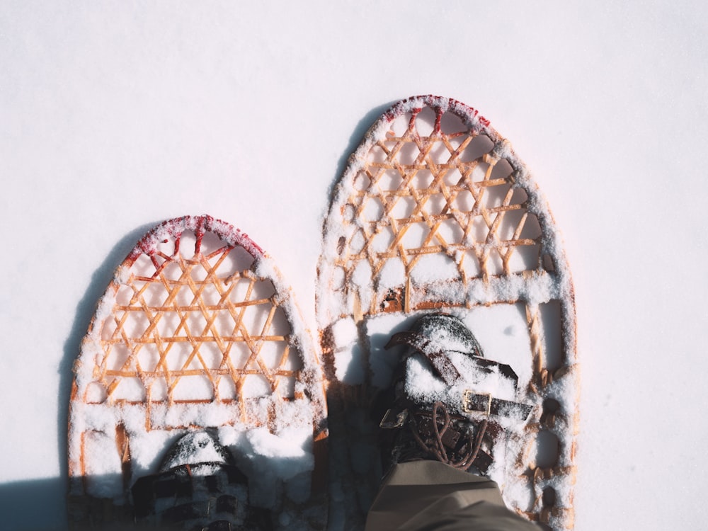 pessoa usando sapatos de neve