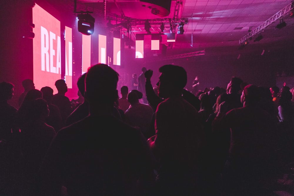 Fotografía de un grupo de personas dentro del club