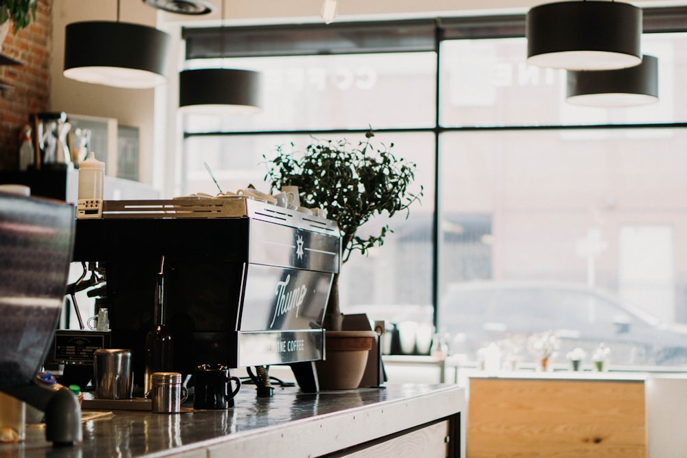 Four à petit-déjeuner en argent sur la table dans la boutique