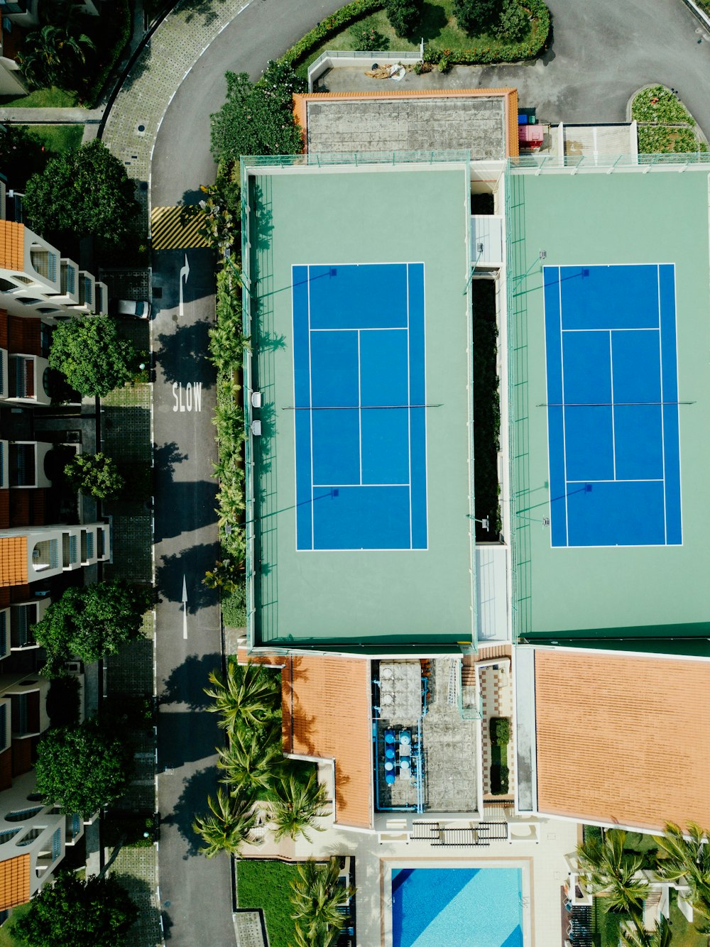 Luftaufnahme von zwei Badmintonplätzen neben der Straße bei Tag