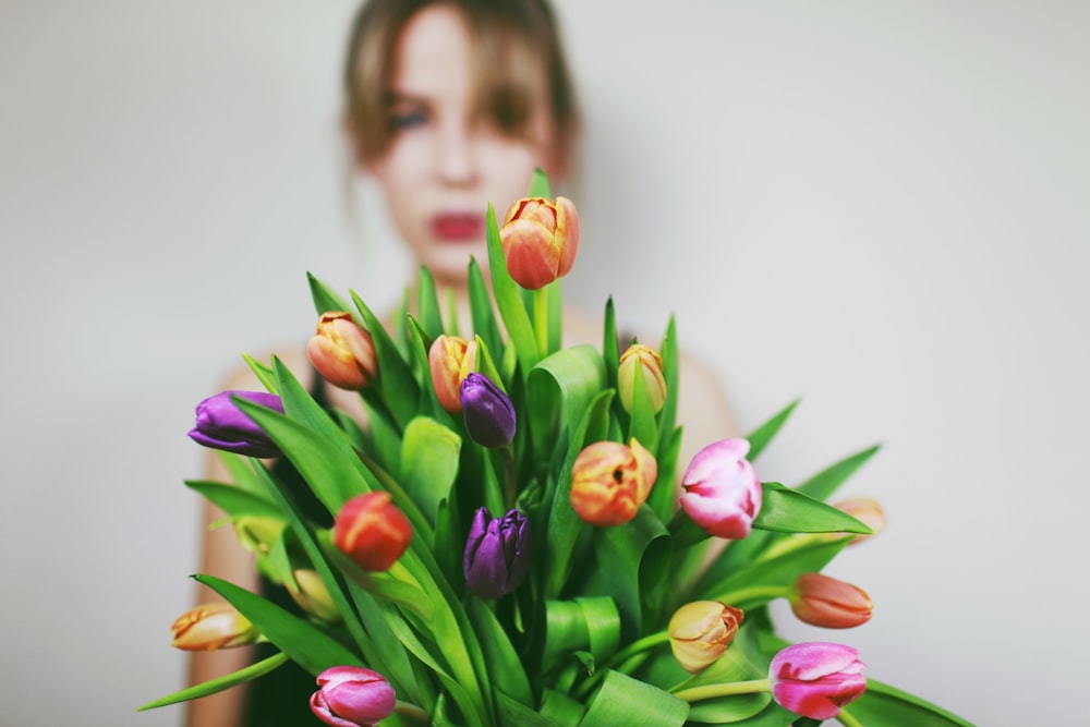 Fotografía de enfoque selectivo de arreglos florales