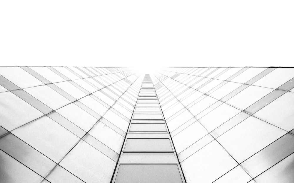 Fotografía de vista de gusano de un edificio de gran altura