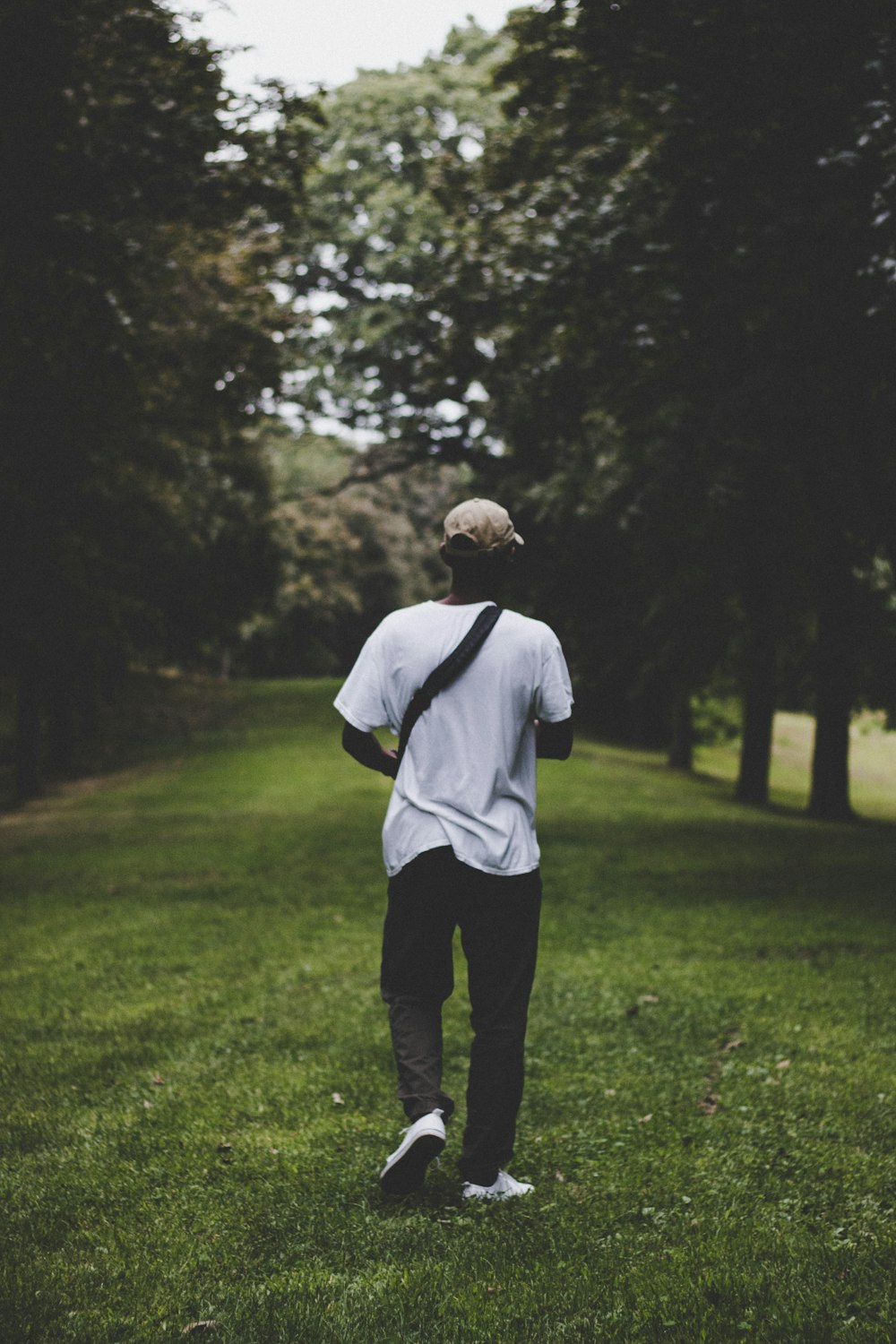 homme marchant sur la pelouse