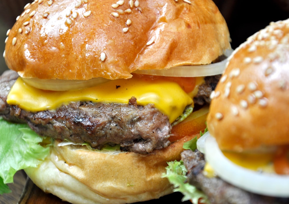 close-up photo cheeseburger