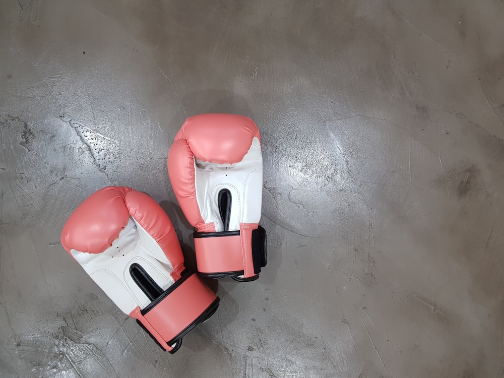 Par de guantes de boxeo rosas