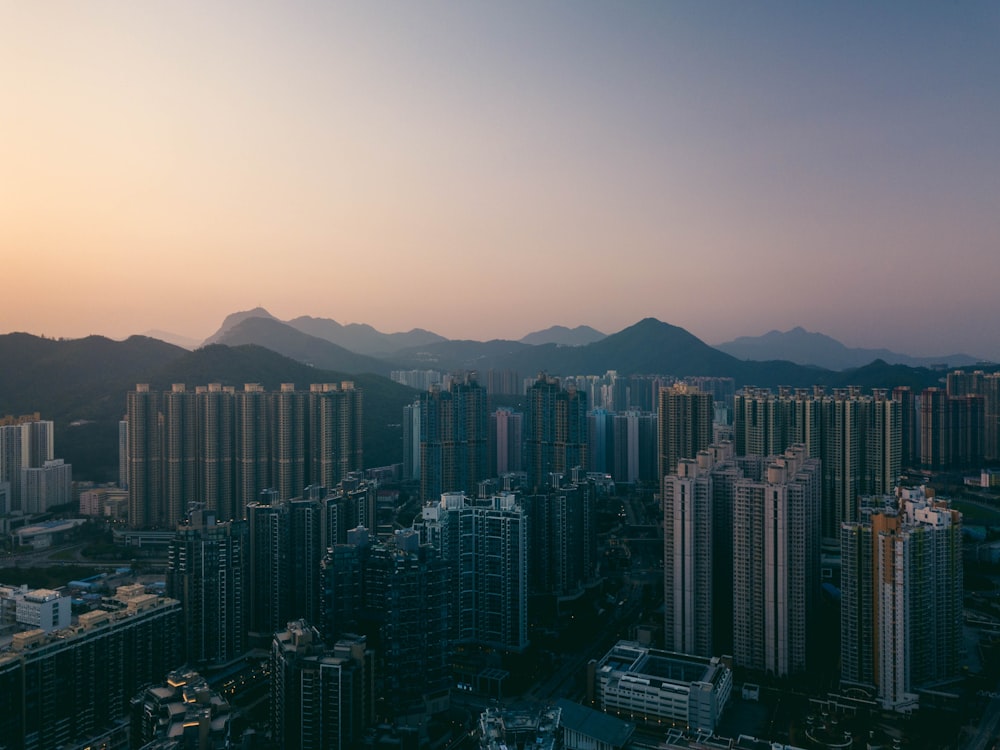 Edifici della città sotto il tramonto arancione