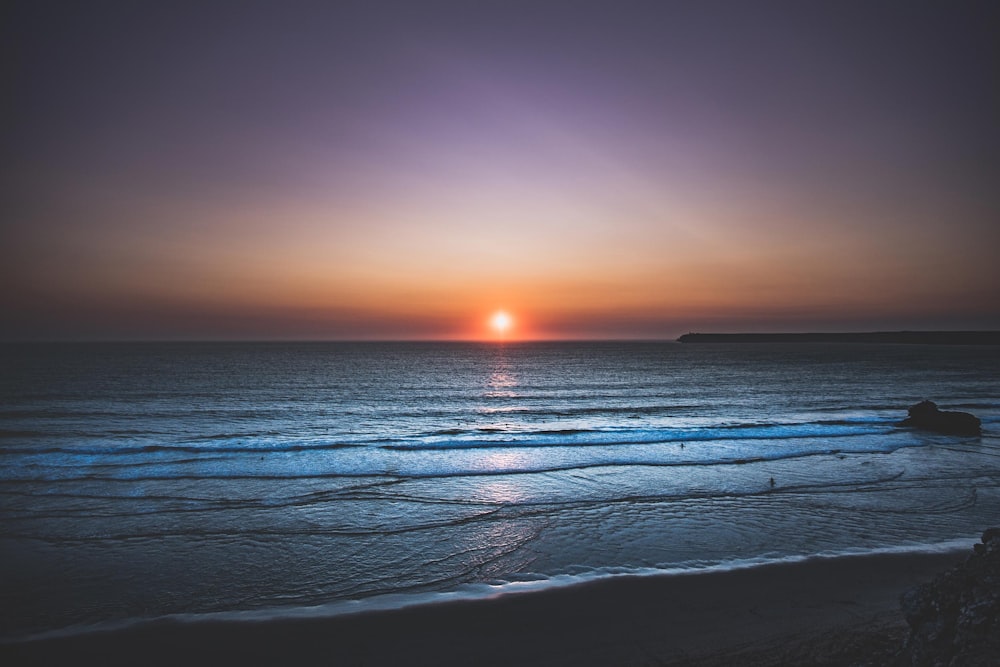 foto del tramonto sulla spiaggia