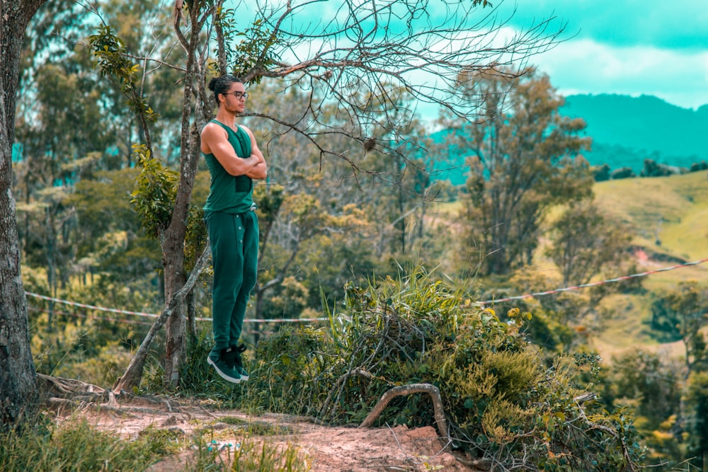 homme en débardeur vert