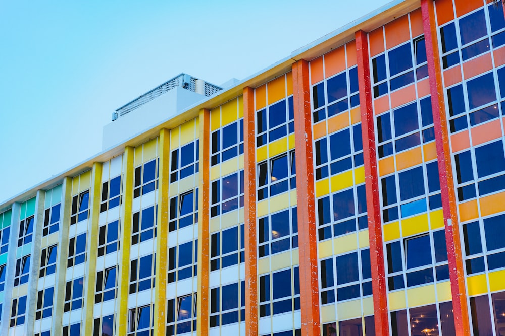 Fotografía arquitectónica de edificio multicolor bajo cielo azul