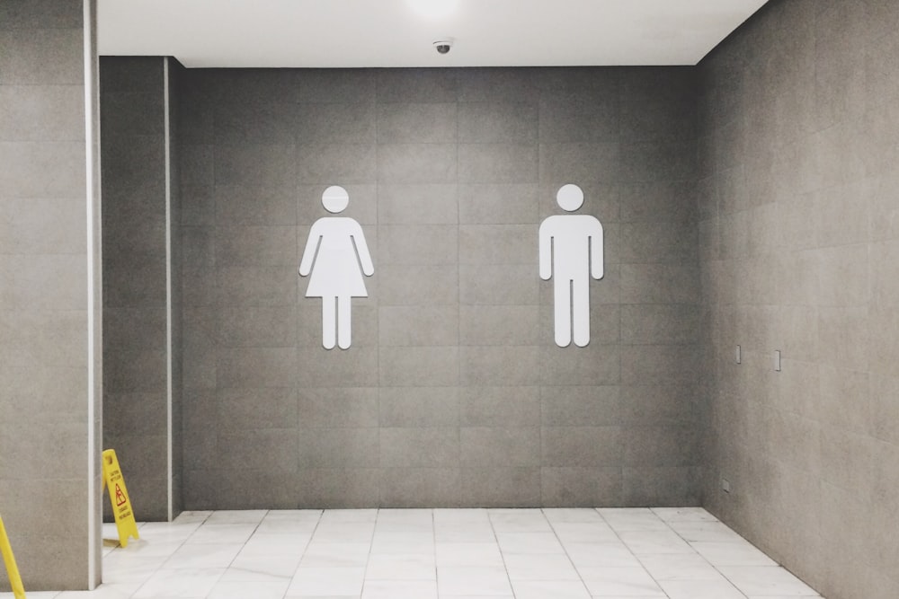 男性用と女性用のバスルームのサイン