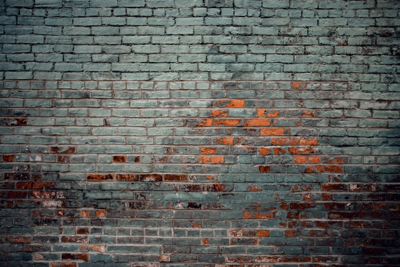 Detail van een verweerde bakstenen muur
