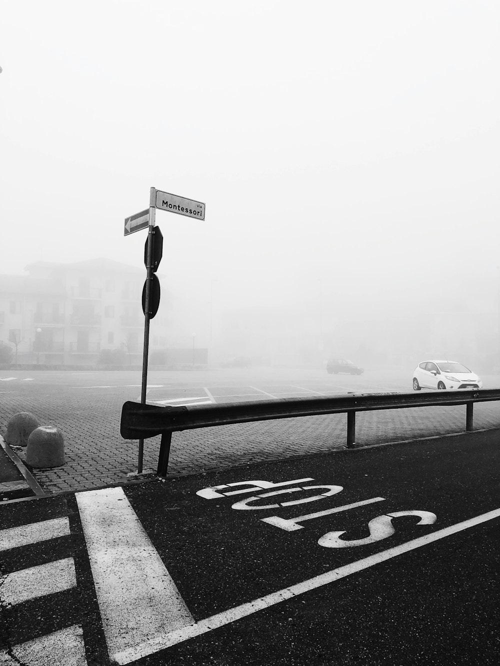 Fotografía de una cubierta de carretera pavimentada por niebla